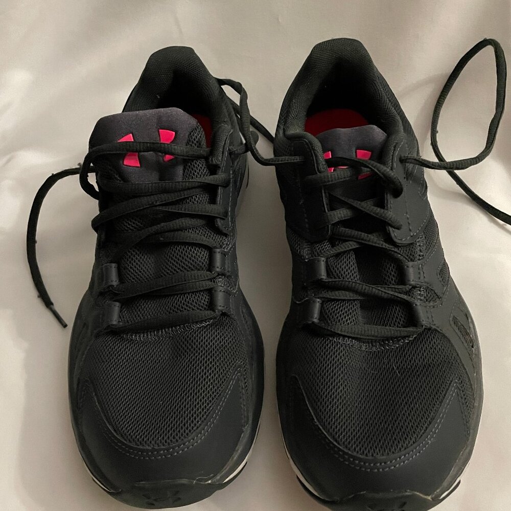 UNDER ARMOUR Dark Gray tennis shoes, Pink Emblem, Lace Up, Size 9.5